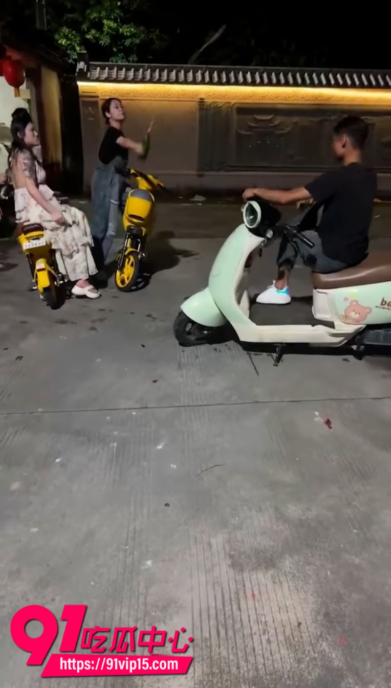 大哥跟小仙女发生冲突直接当街一打四画面异常精彩2 大哥跟小仙女发生冲突直接当街一打四画面异常精彩2
