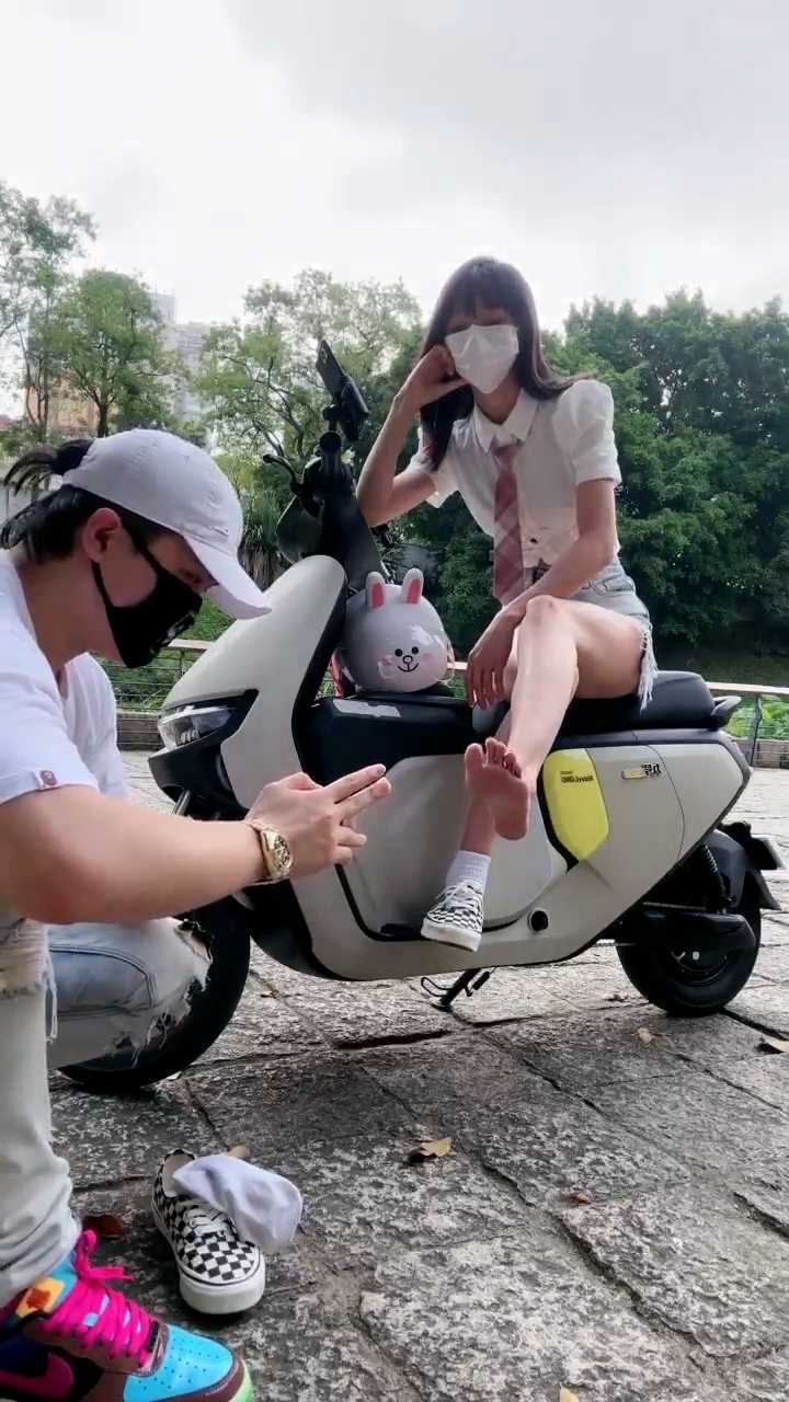 ATM奴重现人间~给别人送钱也能高潮 这不纯纯大傻X吗 离了大谱!