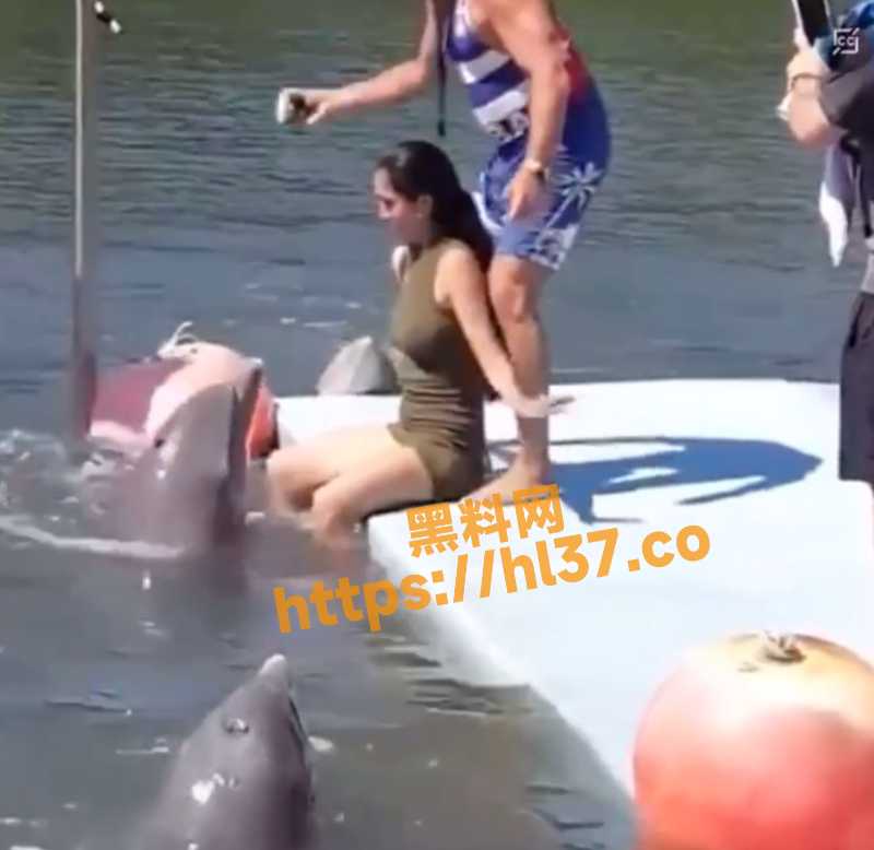 猎奇必看之国外女子被鱼日了！听说过被狗日的 现在第一次见被鱼日的！