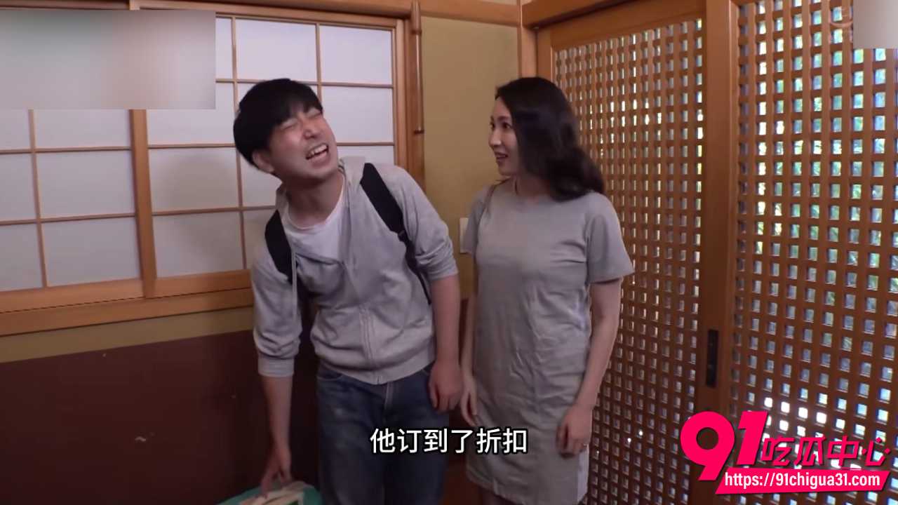 假期泡温泉惨遭三个鲜肉围攻1