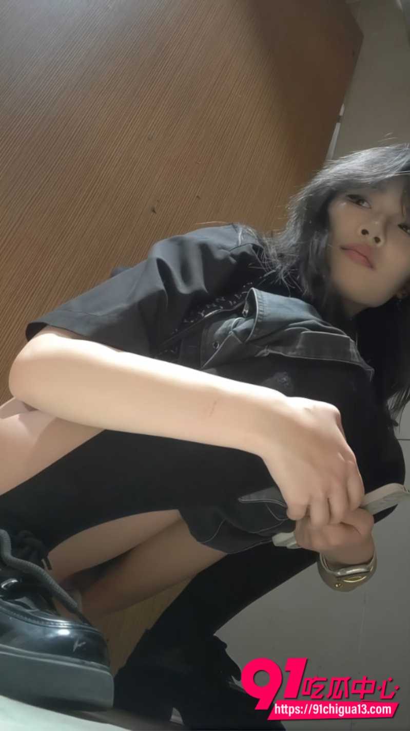 酒吧女厕偷拍气质美女放尿 性感长腿圆润肥臀十分吸睛!