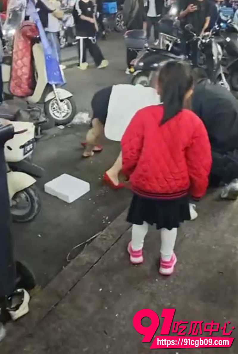 温州龙港池浦路打小三 原配怒火中烧直接大打出手 小三狼狈逃窜 现场视频流出!