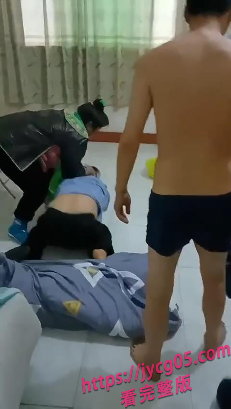 抓奸现场！奸夫淫妇被抓现行！情夫誓死保淫妻遭毒打！ 配图