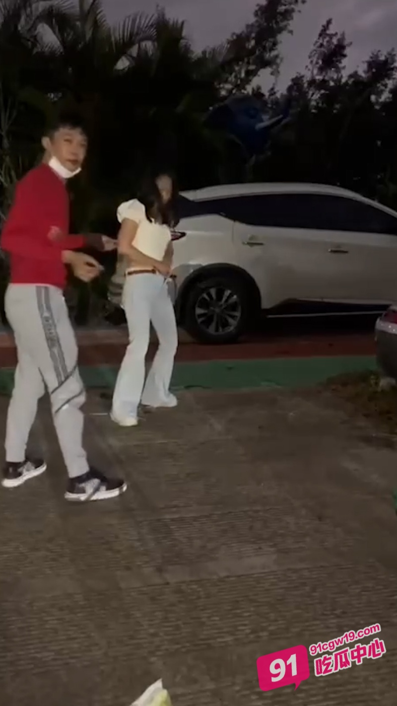 广西风骚少妇户外直播炸逼 真是铁逼耐干 又疼又爽笑嘻嘻😁