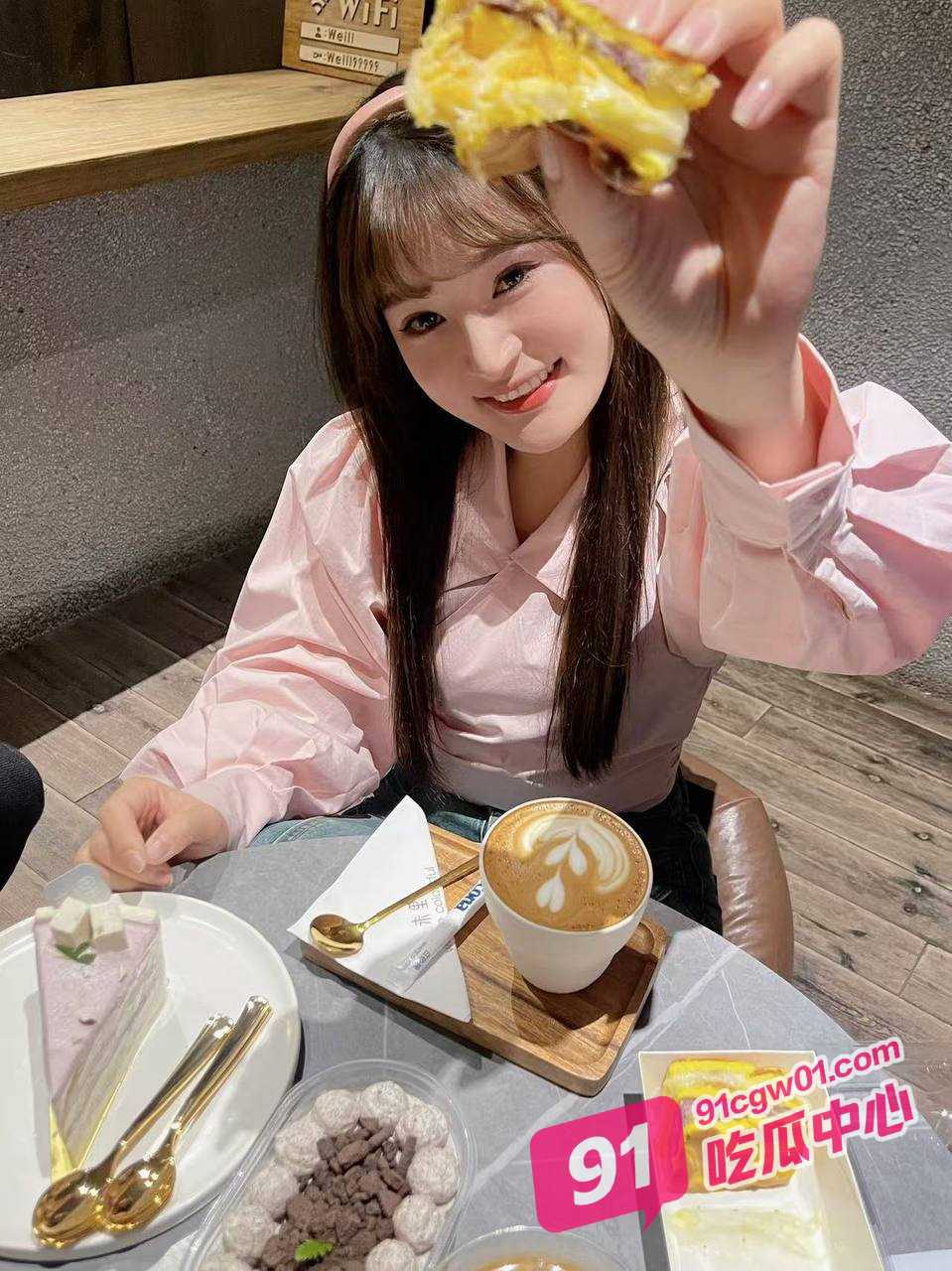 台湾约炮大神汉生Hanson因鸡巴大名扬台湾约炮圈 众台妹争相爬床体验！ 配图5