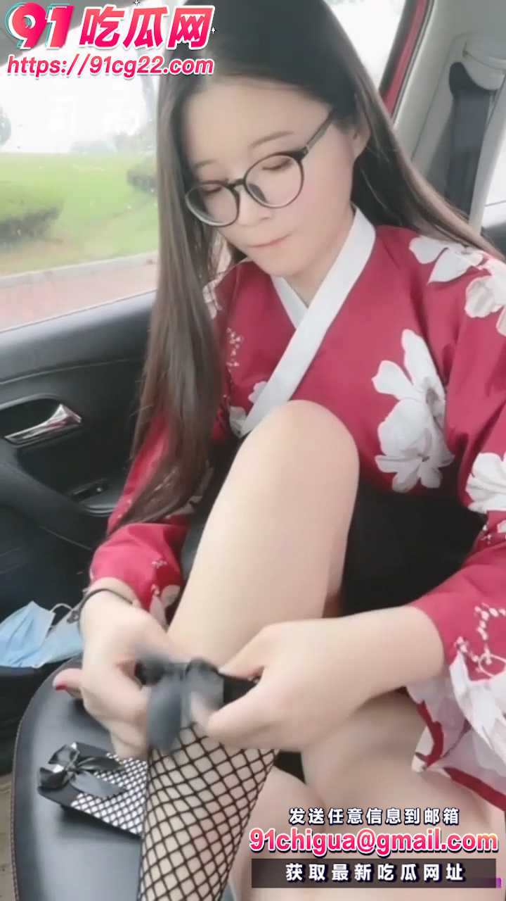 开什么车能让网红在车上足交？芊芊玉足性感小网袜太会玩了射了好多！