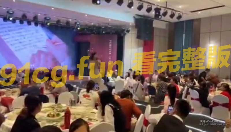 山东烟台婚礼伴娘身材火辣上台独唱性感惊艳全场新娘宾客全被迷倒风头彻底抢走