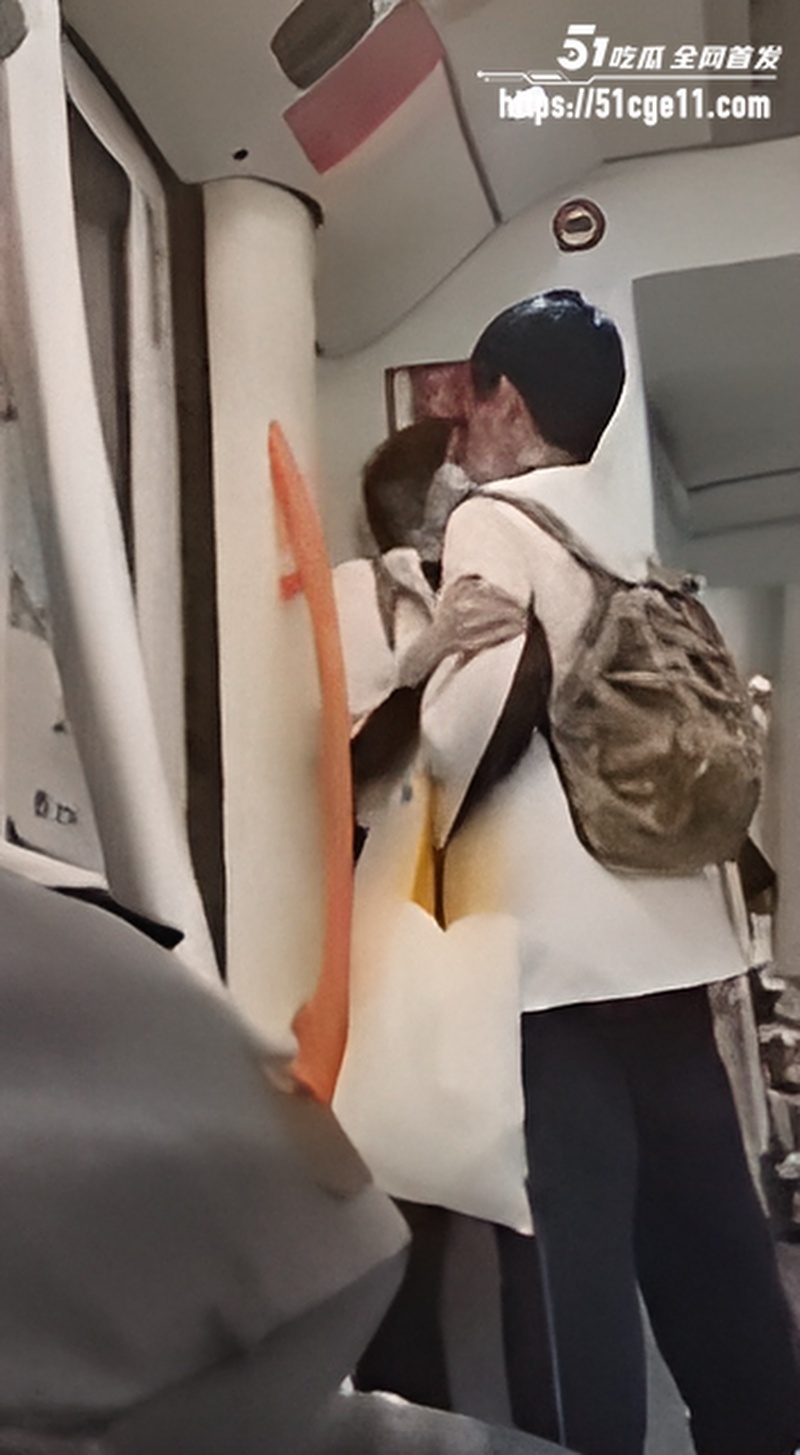 00后小情侣地铁上整活 1