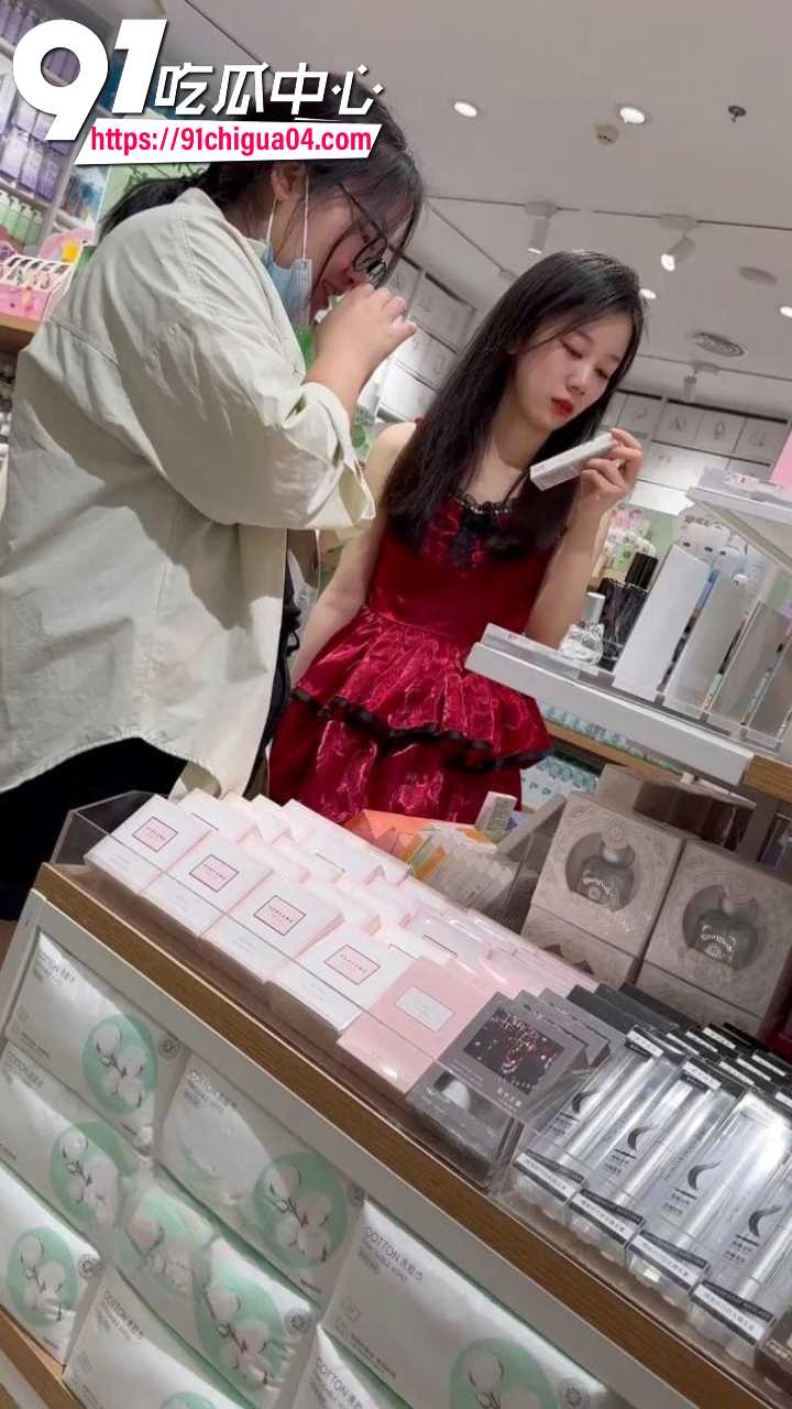 年度精品抄底作品 抄底大神偷拍极品学生妹 无内贴逼拍摄 看似清纯少女竟如此反差