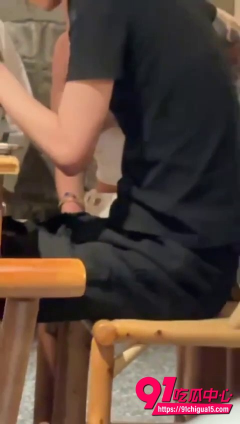 眼镜妹餐厅摸男生鸡巴视频9 眼镜妹餐厅摸男生鸡巴视频9