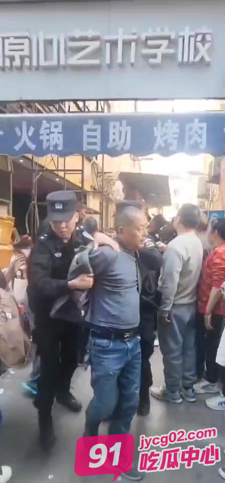 四川绵阳“小事化大”事件 脑热和警察上手？抱歉父子一起戴手铐~ 配图3