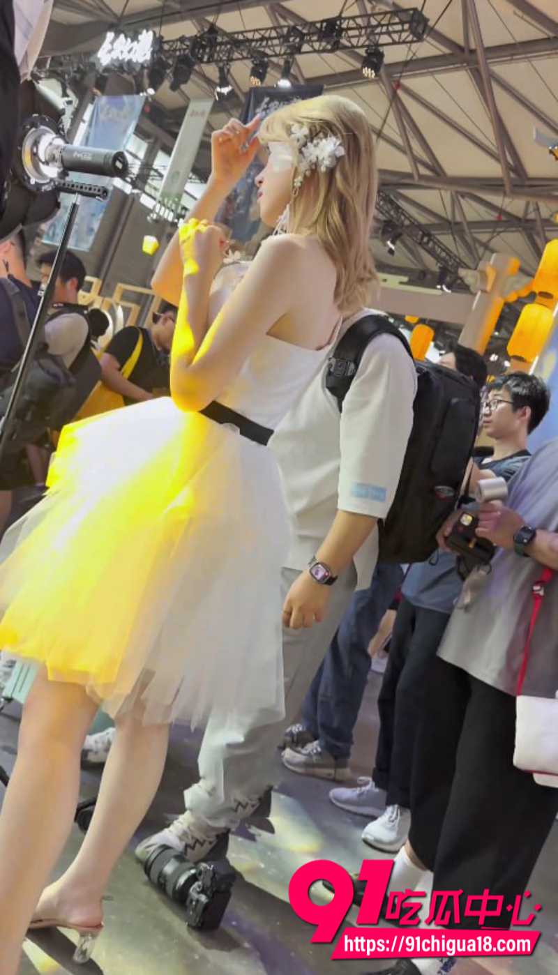抄底大神漫展极限偷拍长腿美女2
