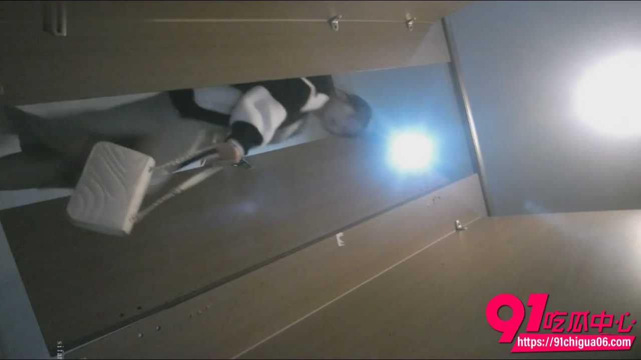 酒吧女厕后排偷拍 1