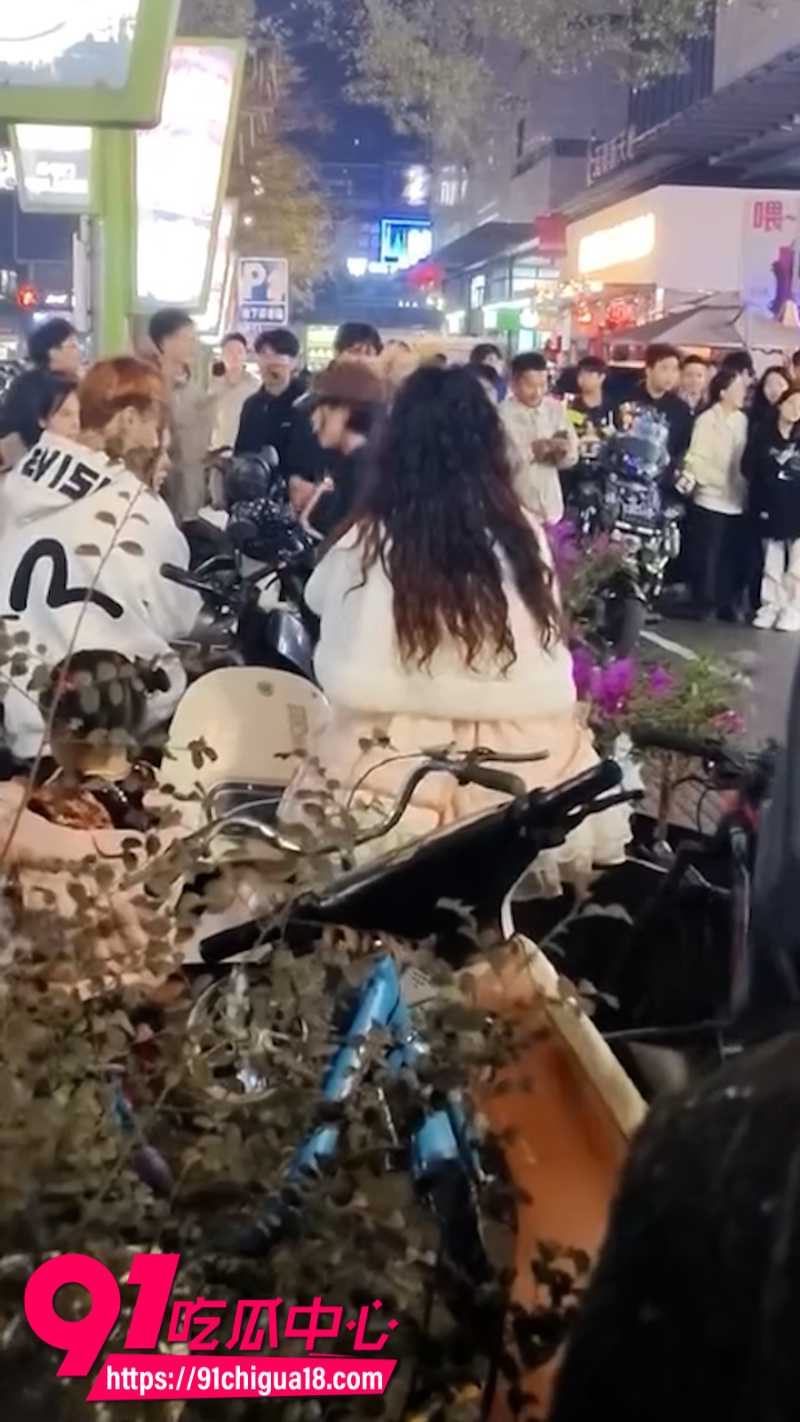广西精神小妹在普宁广场打群架现场画面6 广西精神小妹在普宁广场打群架现场画面6