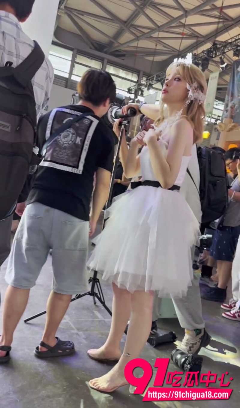 抄底大神漫展极限偷拍长腿美女3