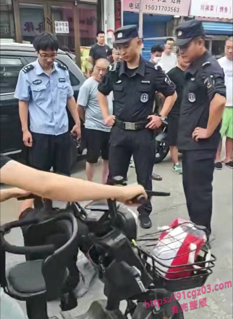 街头斗殴突变袭警！辣椒水伺候还劫持路人当人质