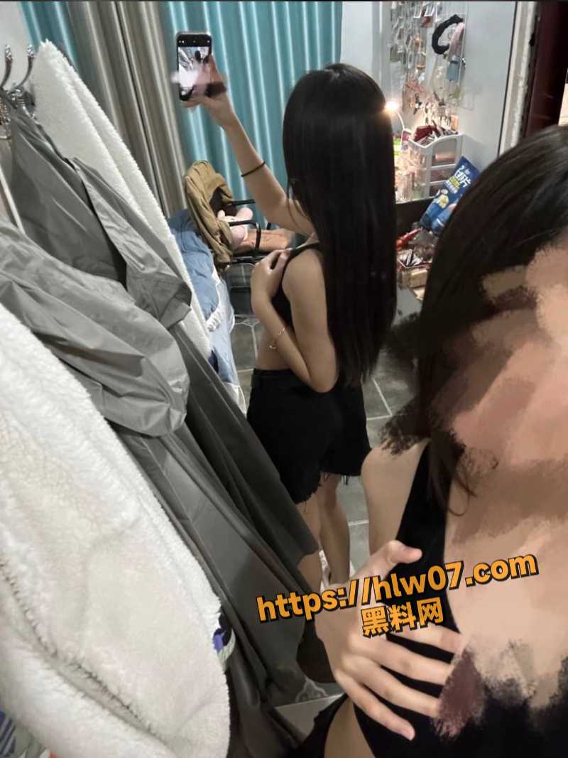 广西渣男在校饥渴难耐和女友打视频裸聊求安慰 来到校外直接强压女友一顿输出！