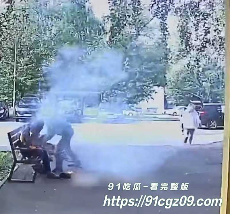 鞑靼斯坦一酒鬼 在公园抽烟不慎点燃全身 差点烧火自焚