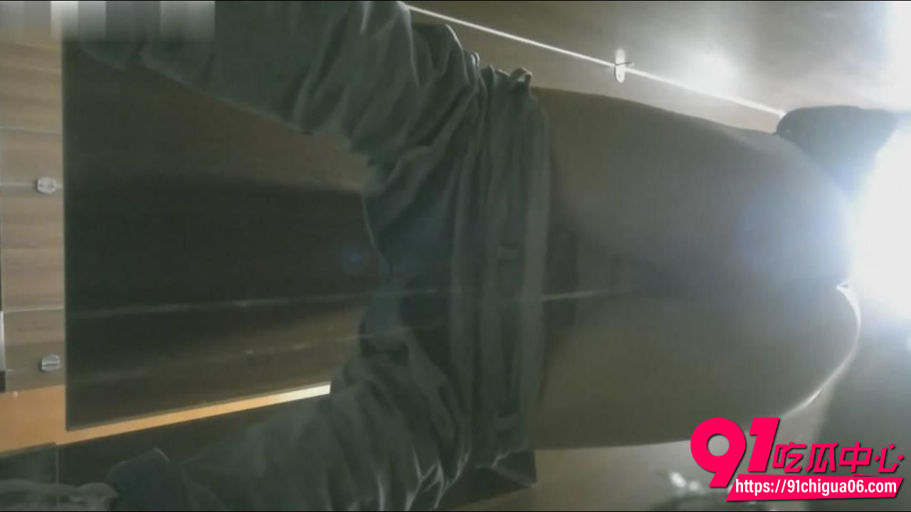 酒吧女厕后排偷拍 8