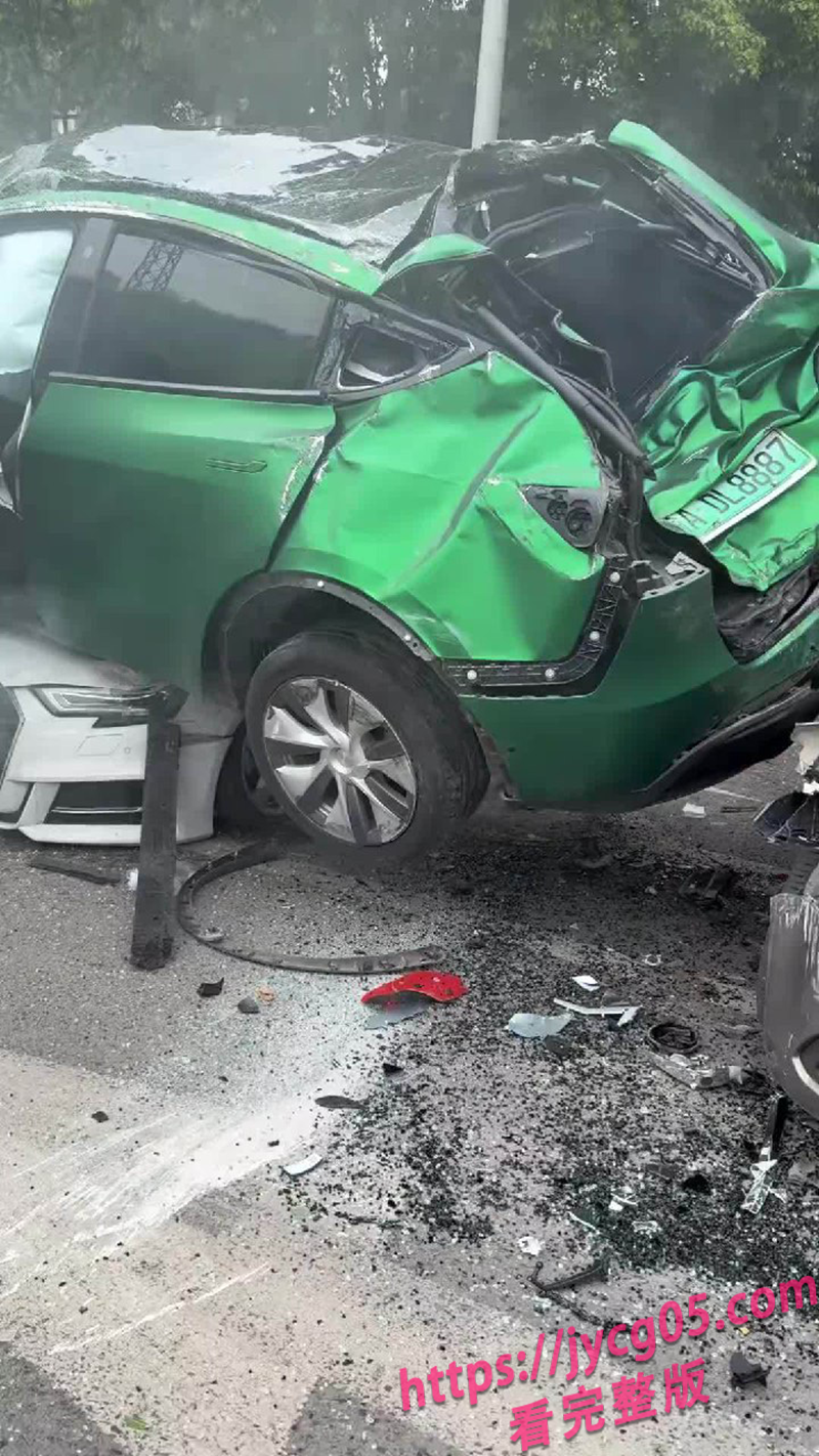 重庆惊现飞车事故！特斯拉腾空压毁五车！司机竟没受伤？ 配图
