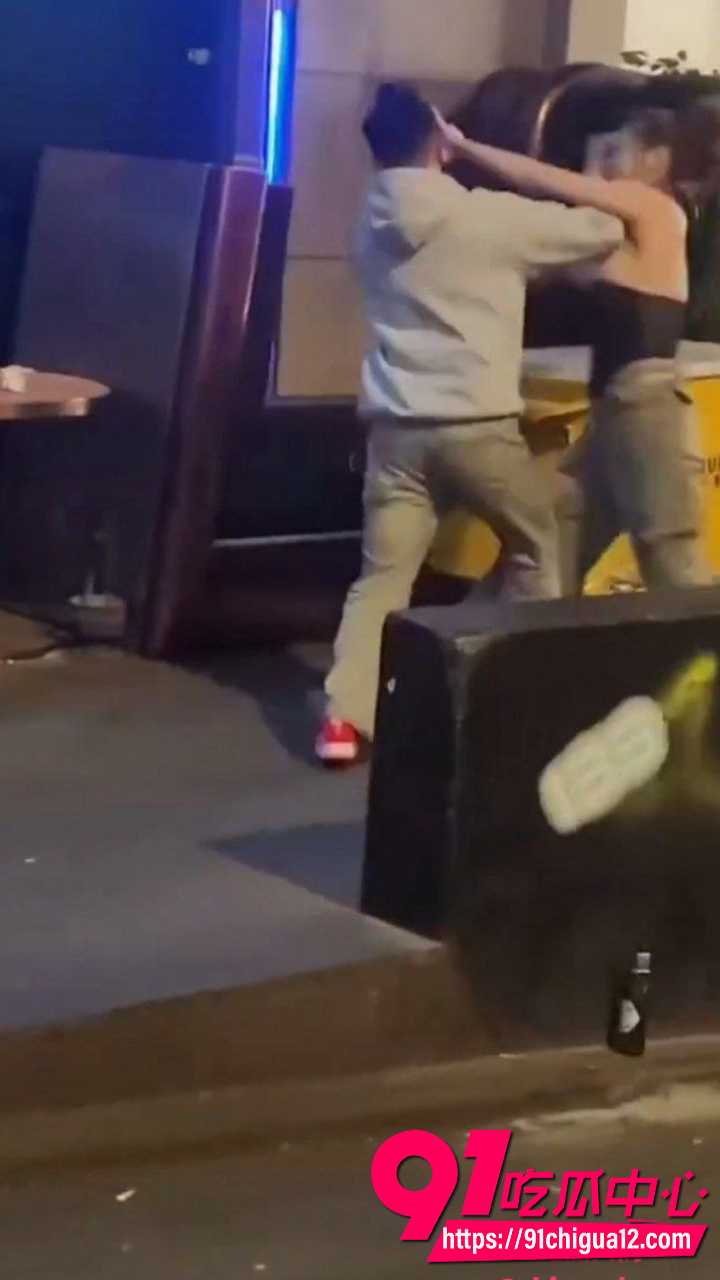 街头激战大胸妹被男子抓奶龙爪手直接放倒2 街头激战大胸妹被男子抓奶龙爪手直接放倒2