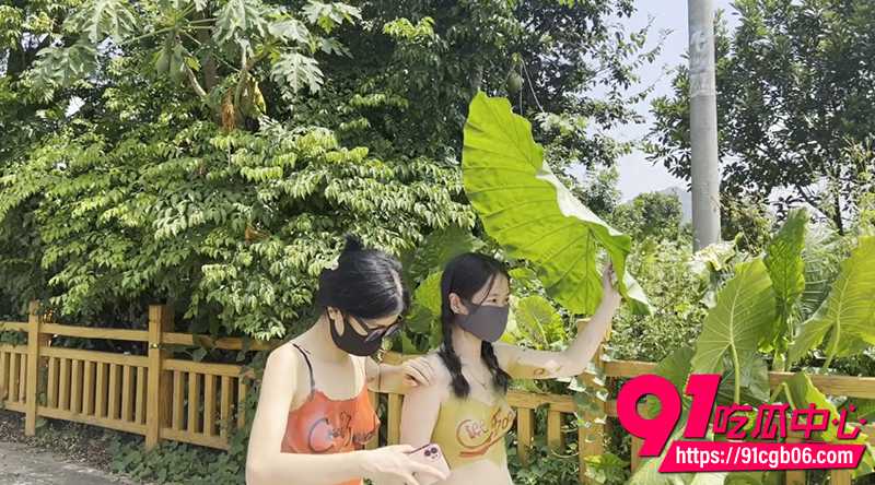 露出界扛把子cikaimoon 乡下玩出艺术新高度 同闺蜜全裸人体彩绘 搭讪三轮车司机被问的一脸懵！