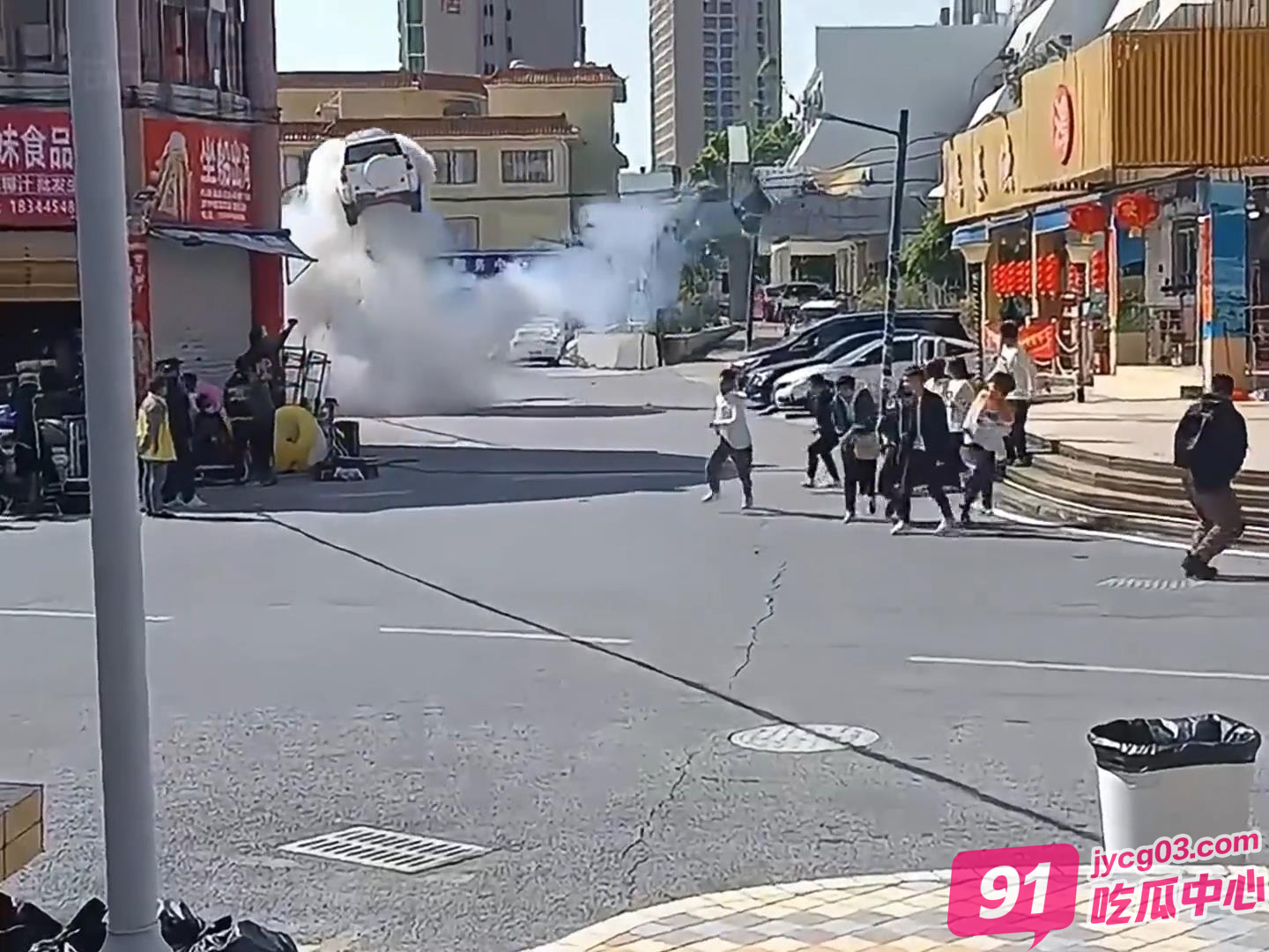 憋笑挑战:监控拍下人类倒霉天花板 第3秒就破功