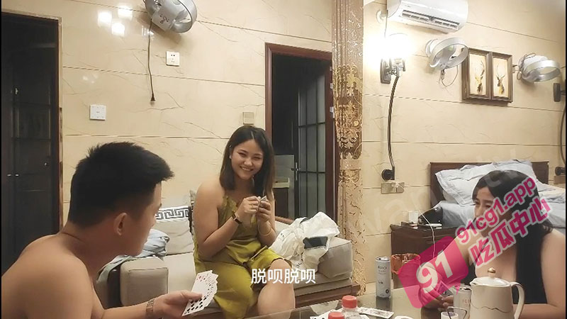 换妻探花经典作品 女主叫着妹妹过来跟老公双飞 偷偷挂着摄像头全程直播 这老公也太性福了吧
