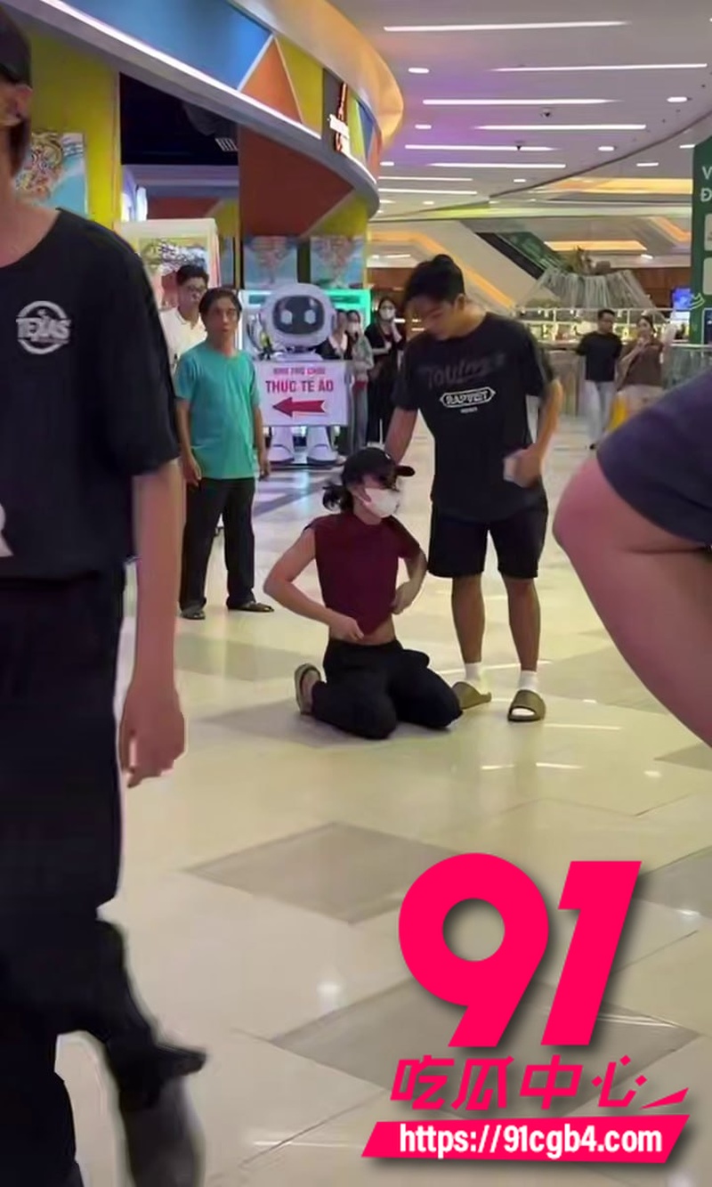 男扮女装厕所偷拍被发现当街暴揍 抄底偷拍群友翻车现场大逼兜打得啪啪响5