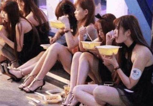 横店女群演真实处境,想成名付出太多,杨幂早就揭露过规则现象
