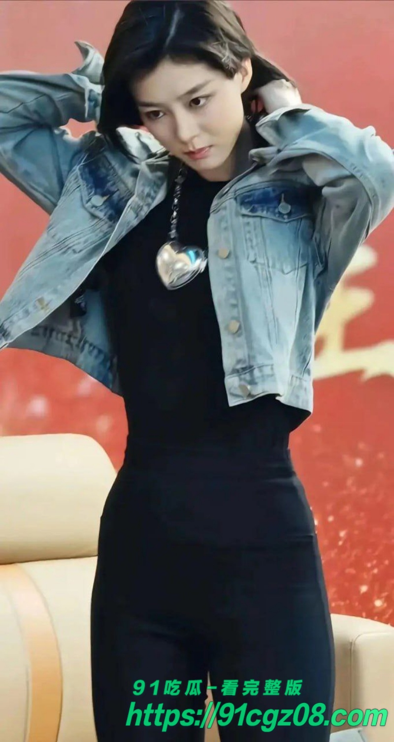台球界美少女球员王思诺跟教练玩多人运动 在床上露脸口交 女神形象败露!