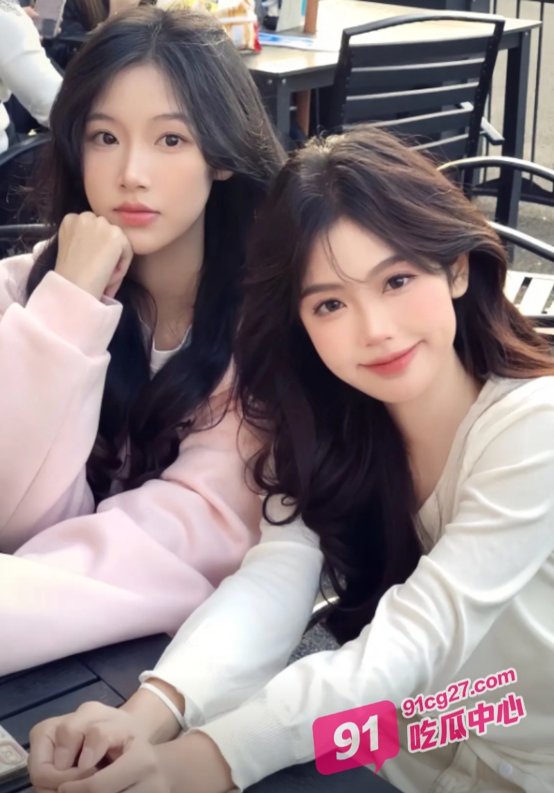 超燃做爱直播间 两女一男直播叠罗汉 刷到就是缘分！ 配图2
