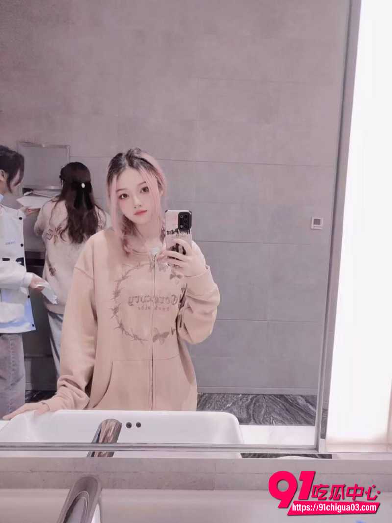 顶级反差眼镜妹林笑笑做爱视频泄密 顶级骚女脱光翘臀掰穴求插画面骚到骨子里！