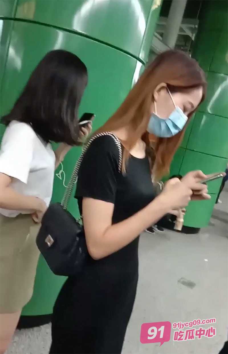地铁猥亵小姐姐合集 暗藏长枪顶臀各种美女 全程高能刺激！ 配图2