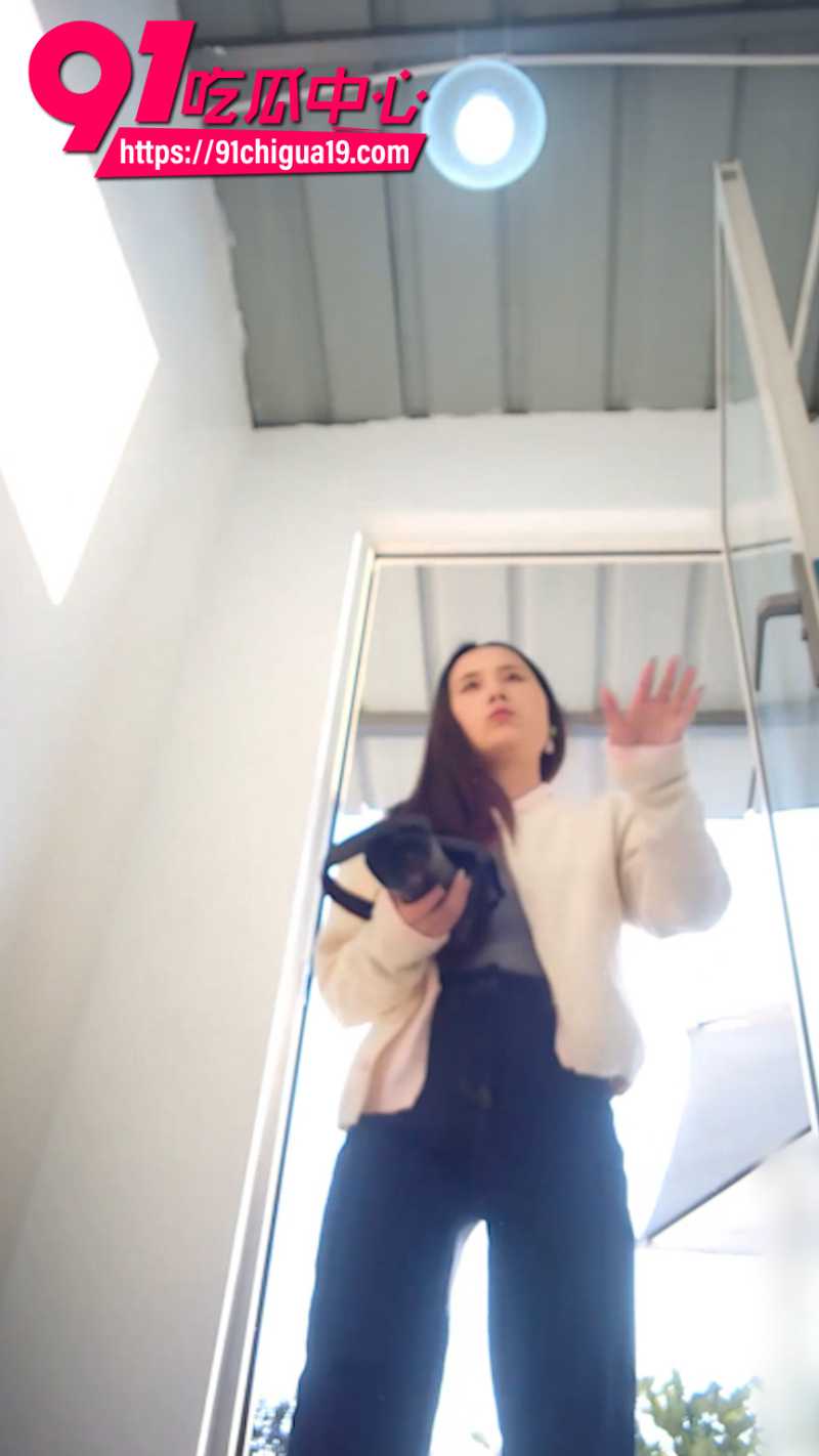 厕拍大神景区女厕所安装针孔摄像头偷拍5