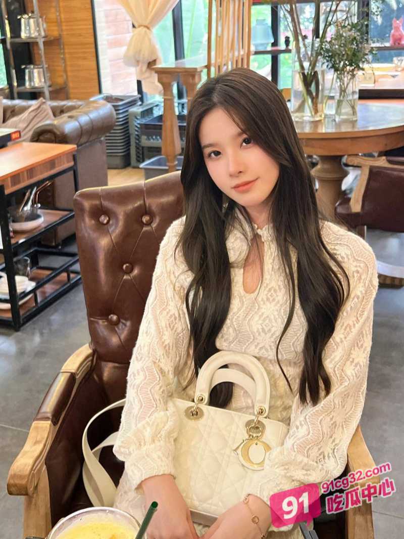 深夜撸片推荐～日本痴汉小伙偷看女老板换衣服 勇敢上前强推吃软饭！ 配图