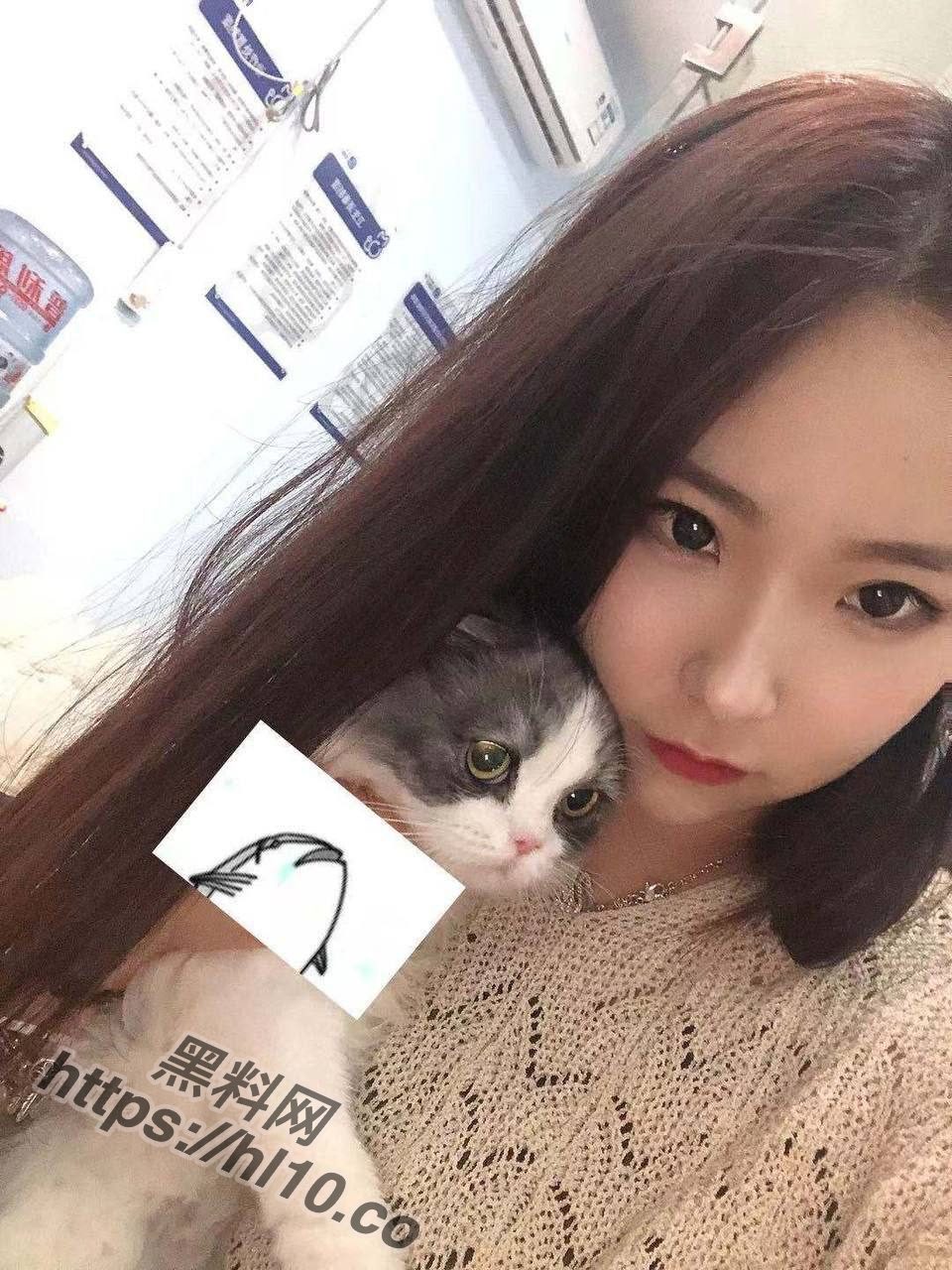 反差婊人妻母狗在家偷吃，自嗨扣穴揉奶子，翘起大肥臀被大屌男后入插到流白浆