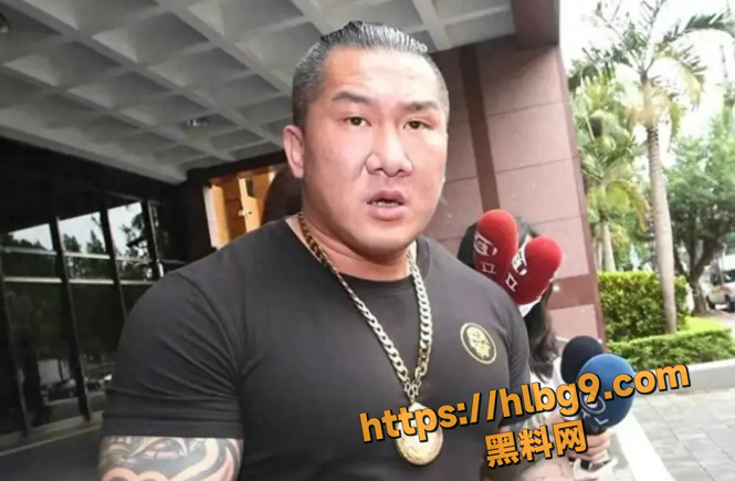 中国台湾网红“馆长”陈之汉抵达上海 粉丝驱车40公里送上茅台 真是豪横！馆长手捧茅台爱不释手