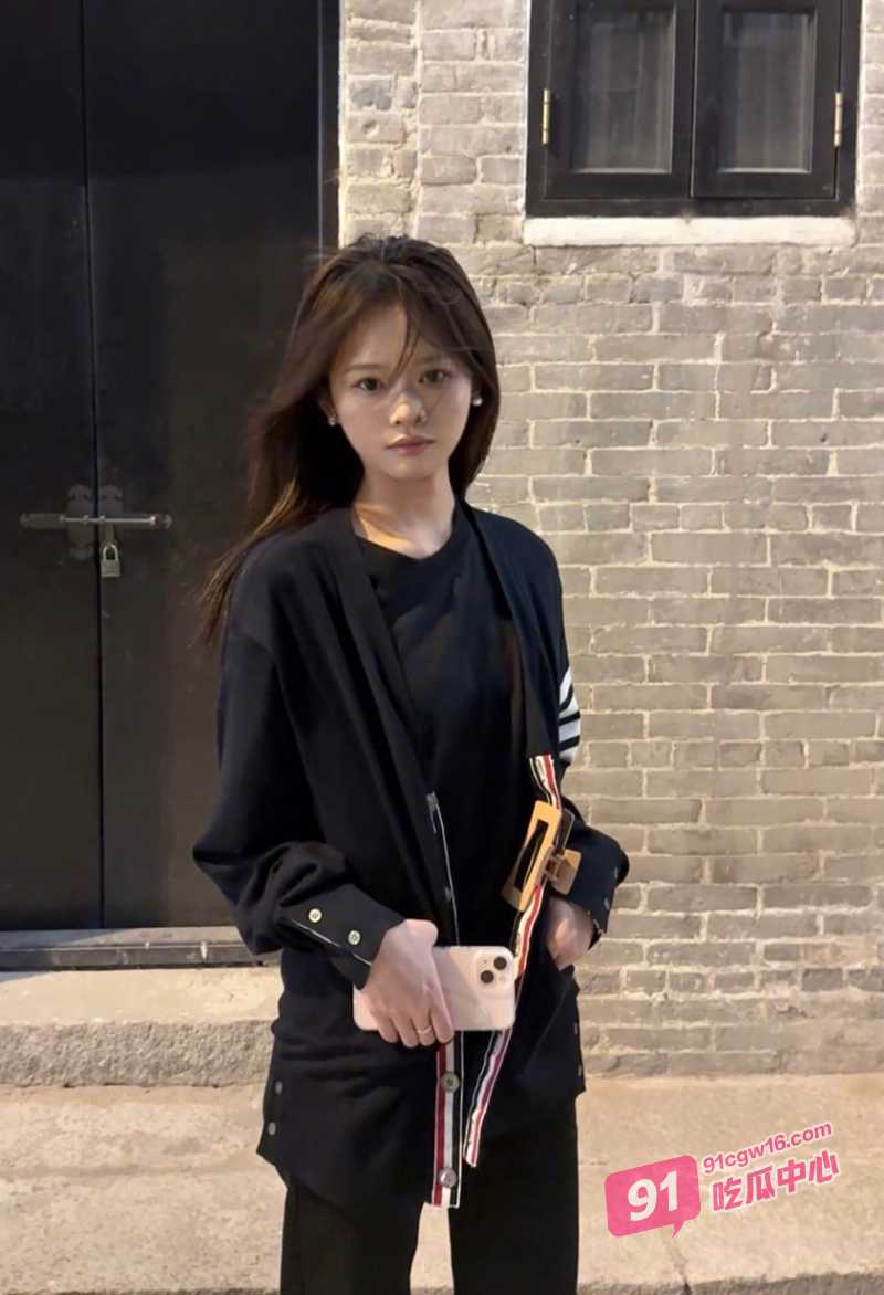 推特博主一杆钢枪群P嫩妹合集～边操逼边看卫视跨年
