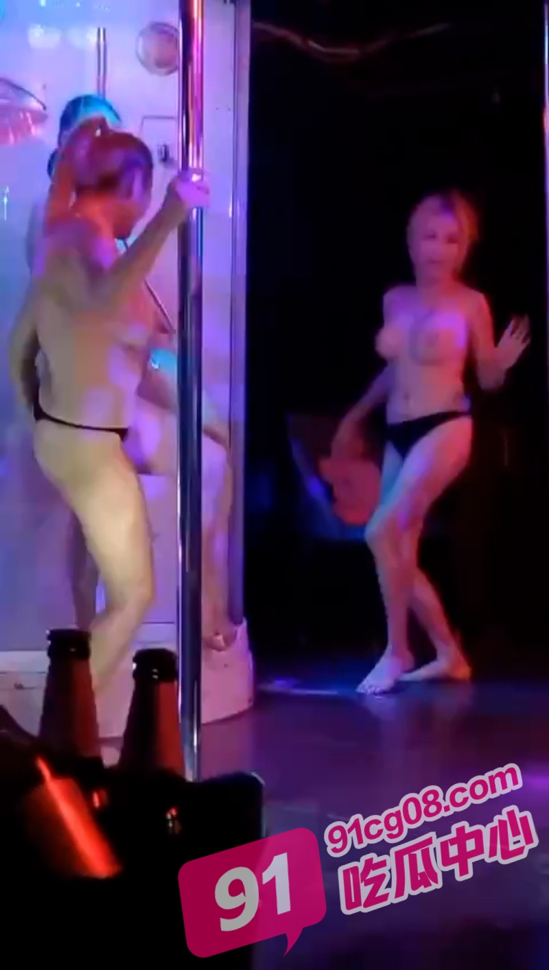 泰国芭提雅步行街酒吧成人表演 这辈子怎么也得出去看一看吧！