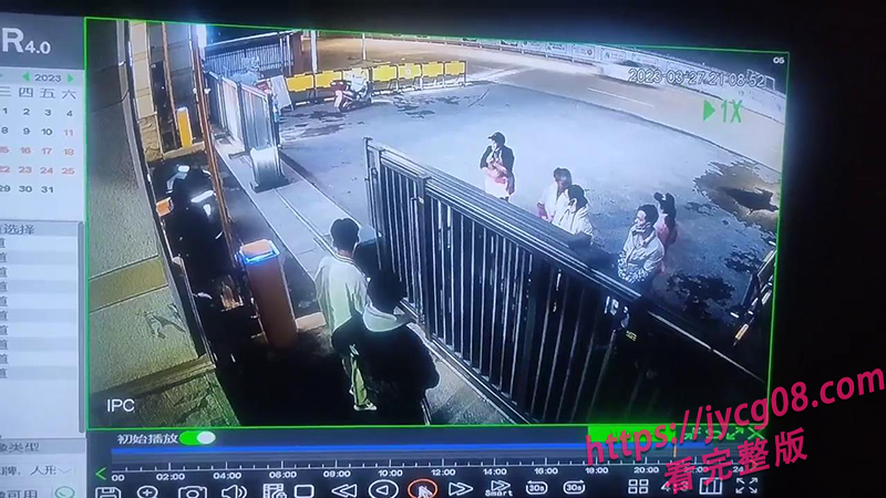 衡阳中专女老师当街怒掀摊位 与学生冲突现场曝光！ 配图