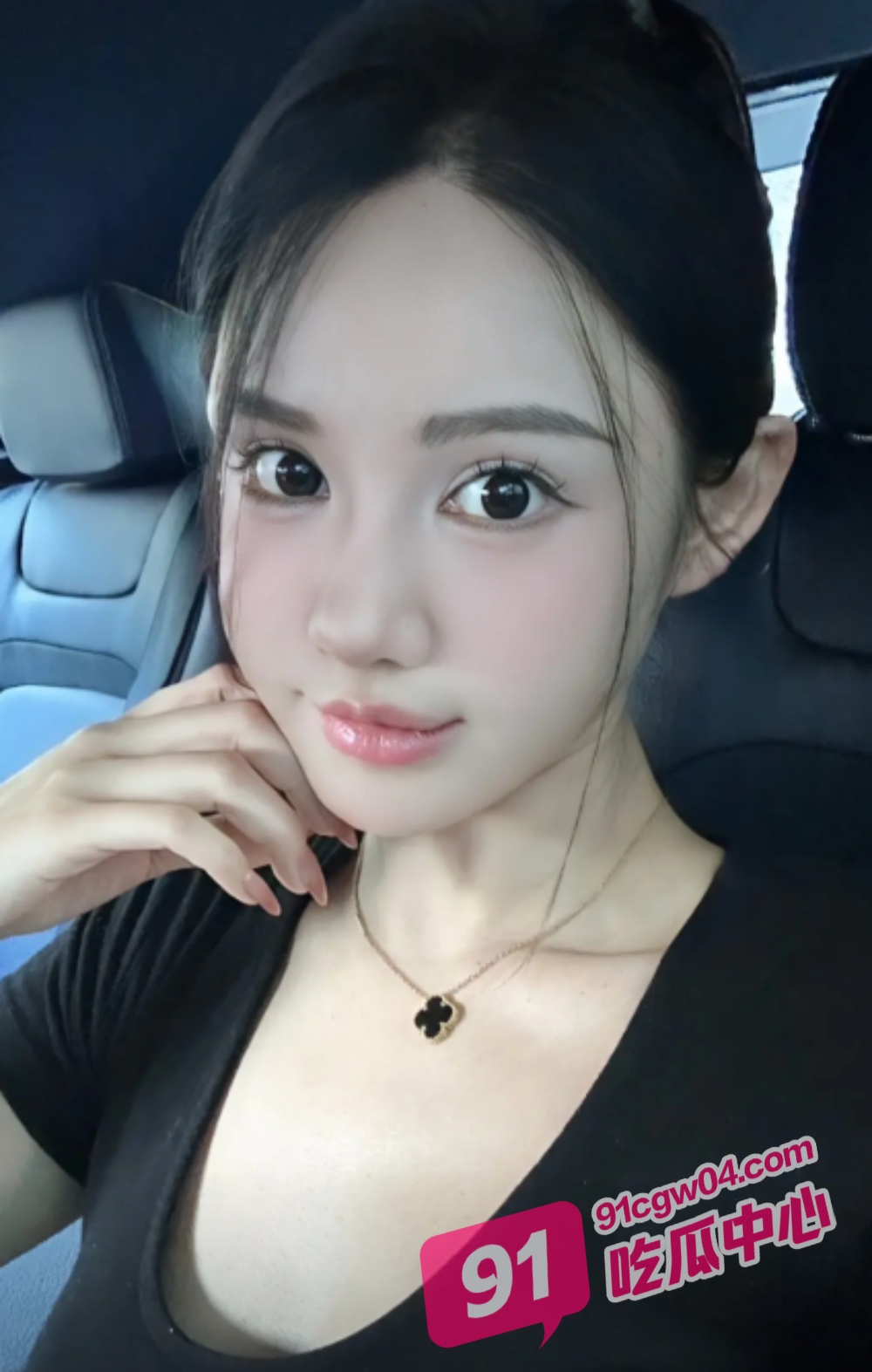 抖音网红泡芙姐姐人美足靓 却是sm调教女王 用美足在家调教男公狗 配图6