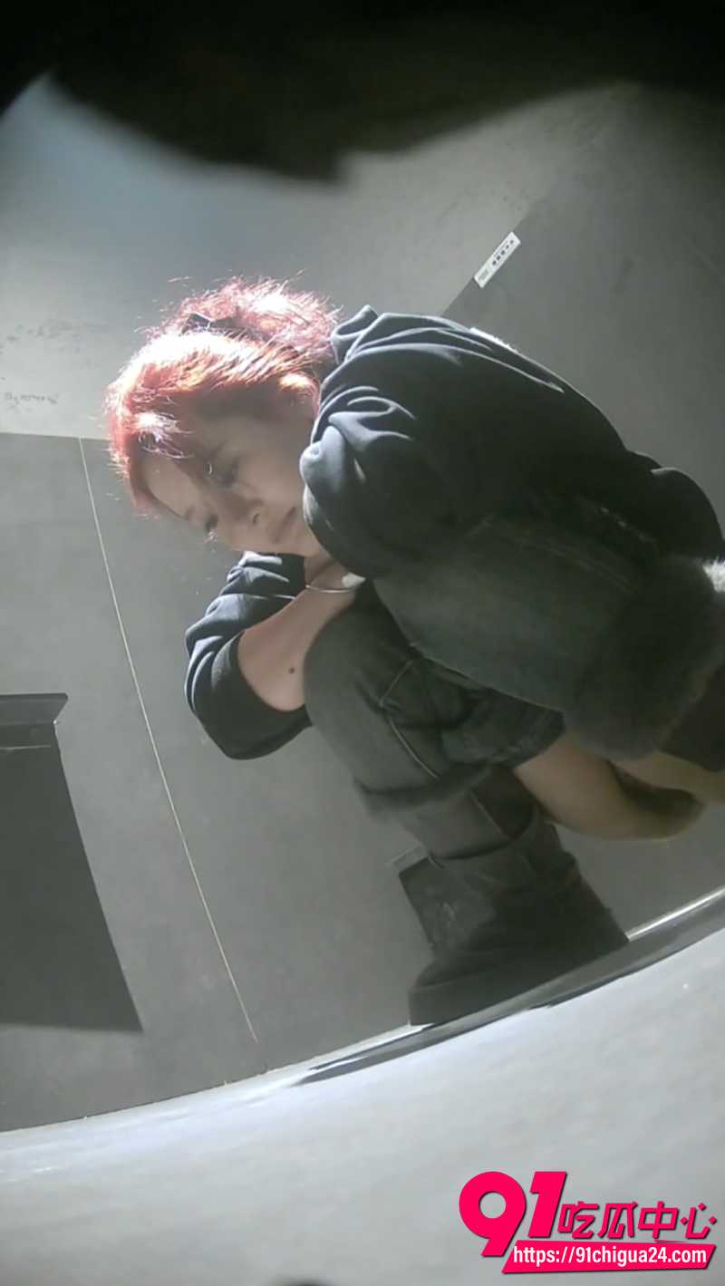 酒吧女厕前景偷拍  1