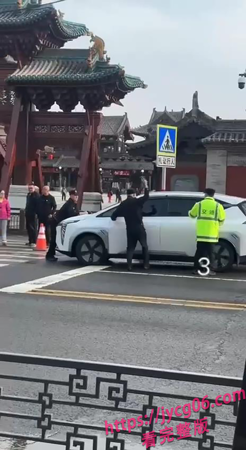山西晋城街头大戏！电车顶着保安狂飙 交警都看傻了 配图
