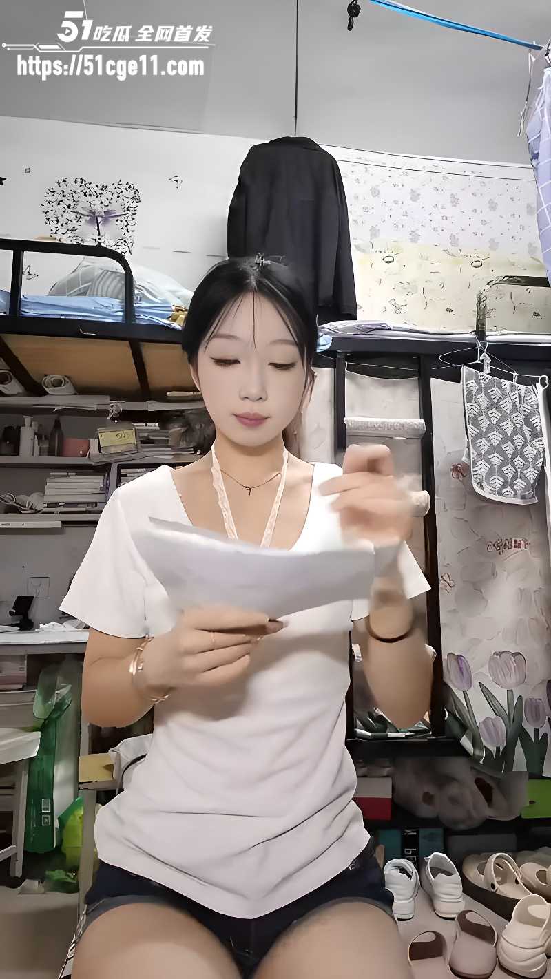 舞蹈系清纯学妹宿舍全裸起舞 1