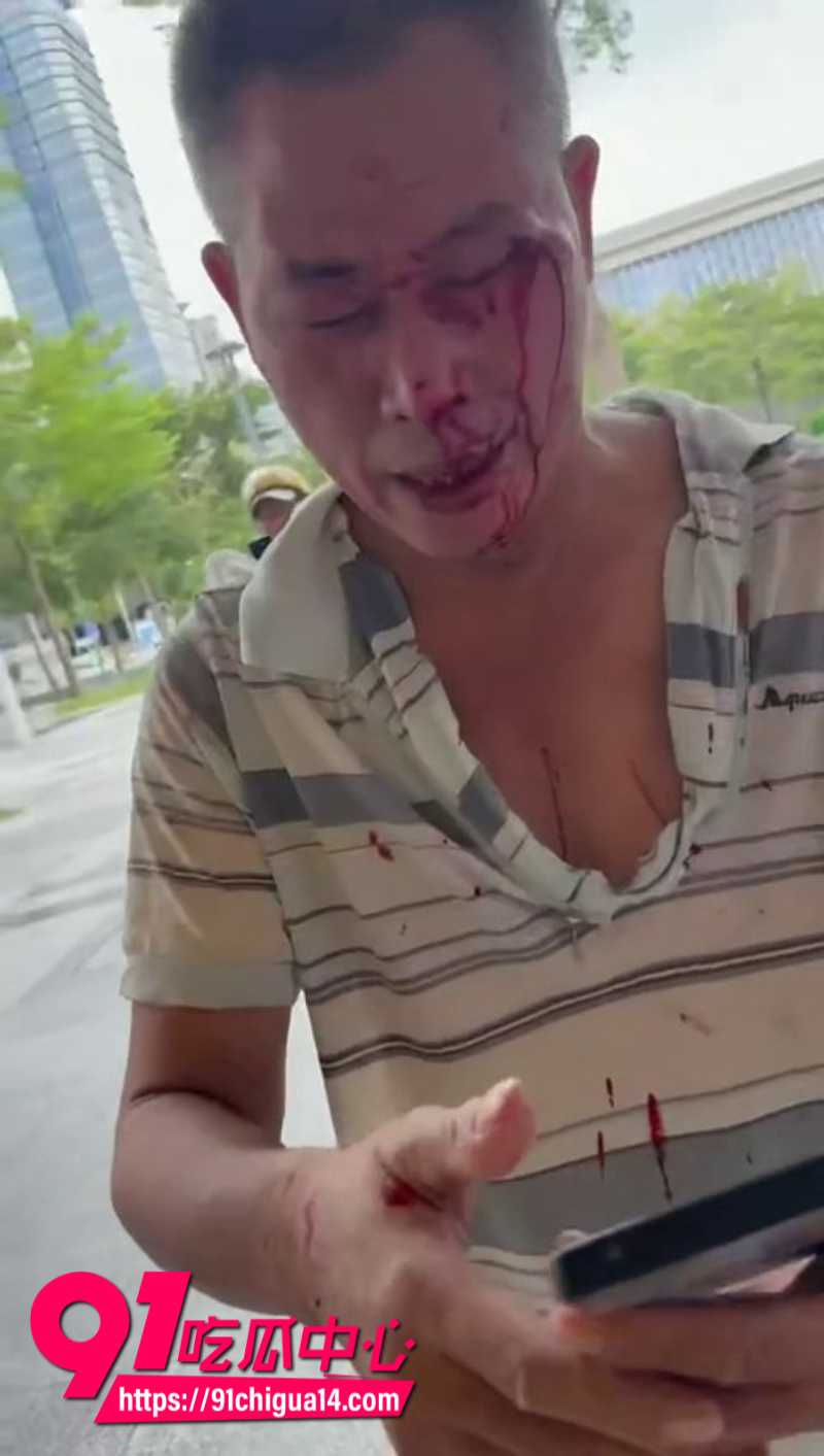奶茶店小哥暴打中年大叔现场血流成河16
