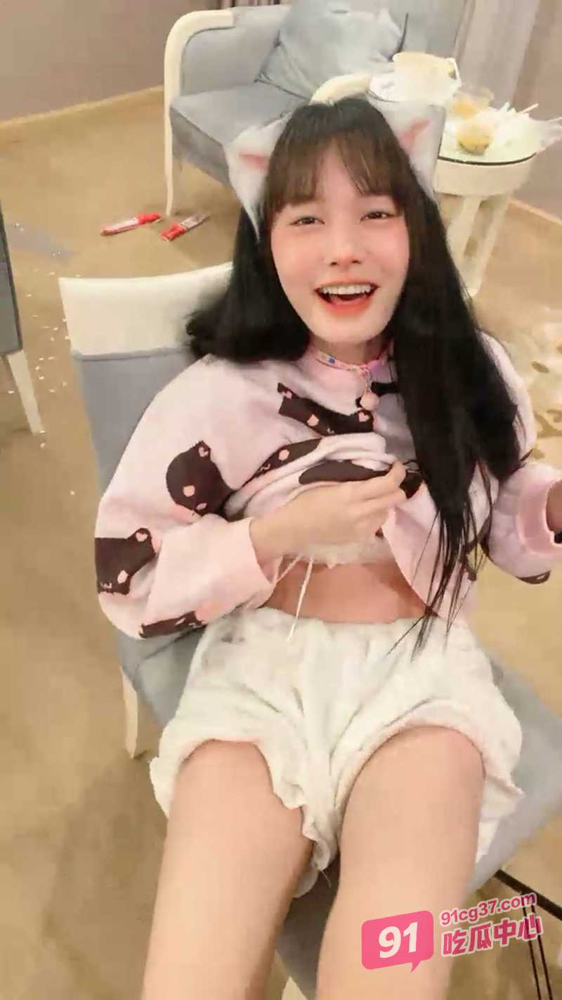 蜜桃妹妹直播大秀 肥臀被肛塞菊花 男友猛烈打桩射太快 似乎还不够满足!
