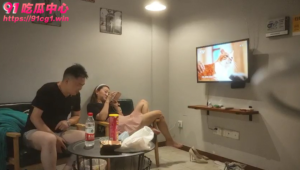 【别睡了 来干我】寂寞男女偷情约炮 互诉家属无法满足需求“别睡了 多干我一炮吧”