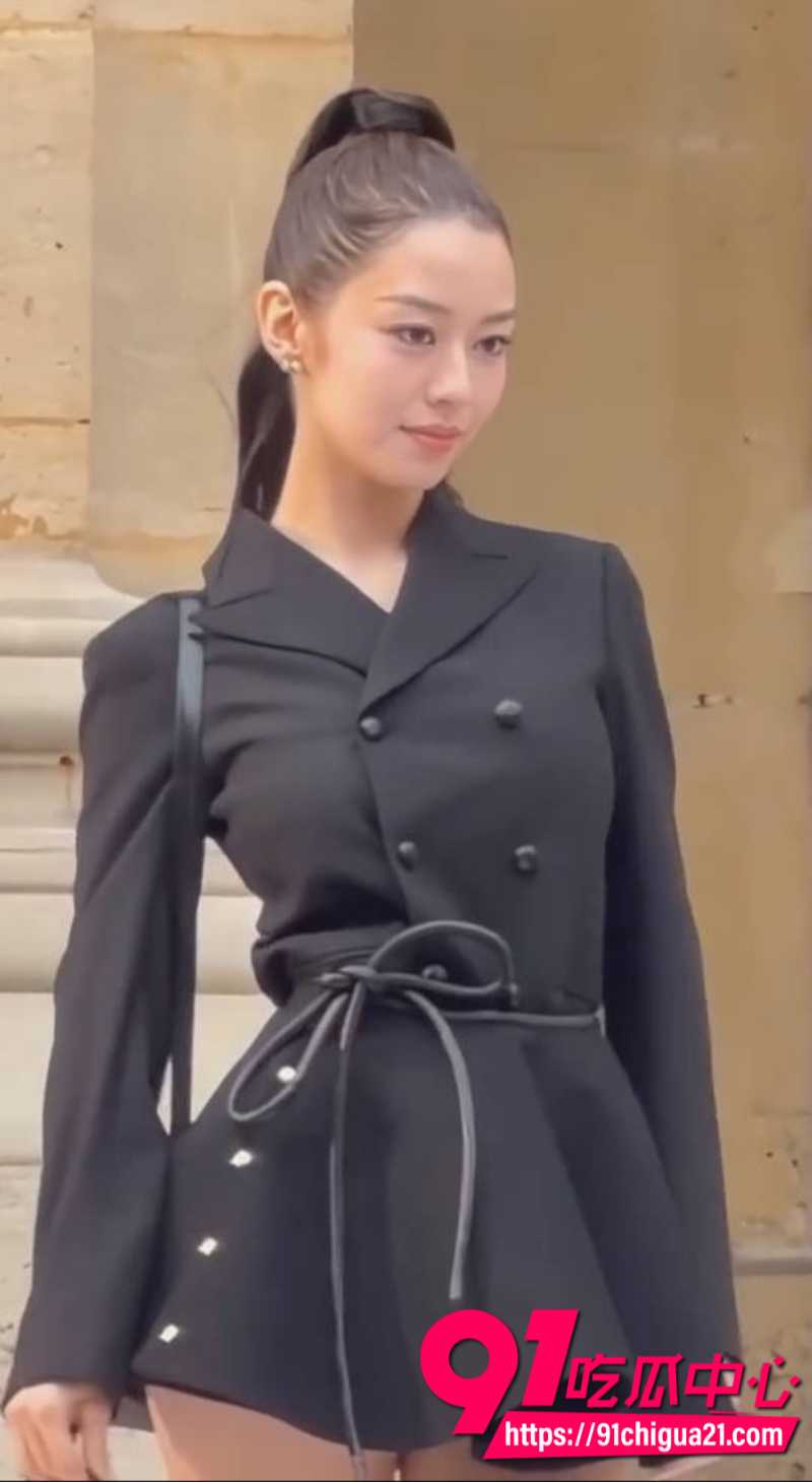朗朗前女友吉娜参加巴黎时装周劲爆穿搭引争议1 朗朗前女友吉娜参加巴黎时装周劲爆穿搭引争议1