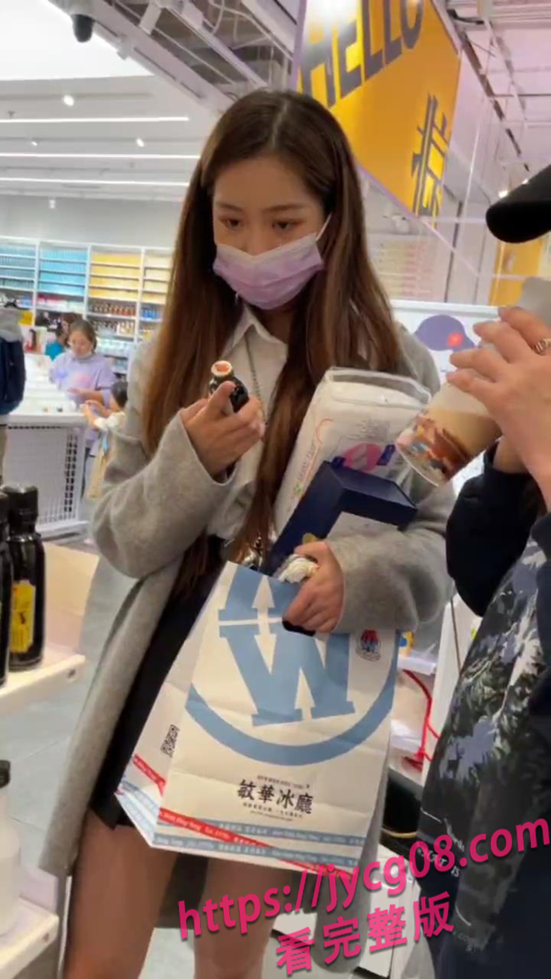 惊险时刻！尾随商场女神偷拍实录×贴身靠近画面疯传！ 配图6